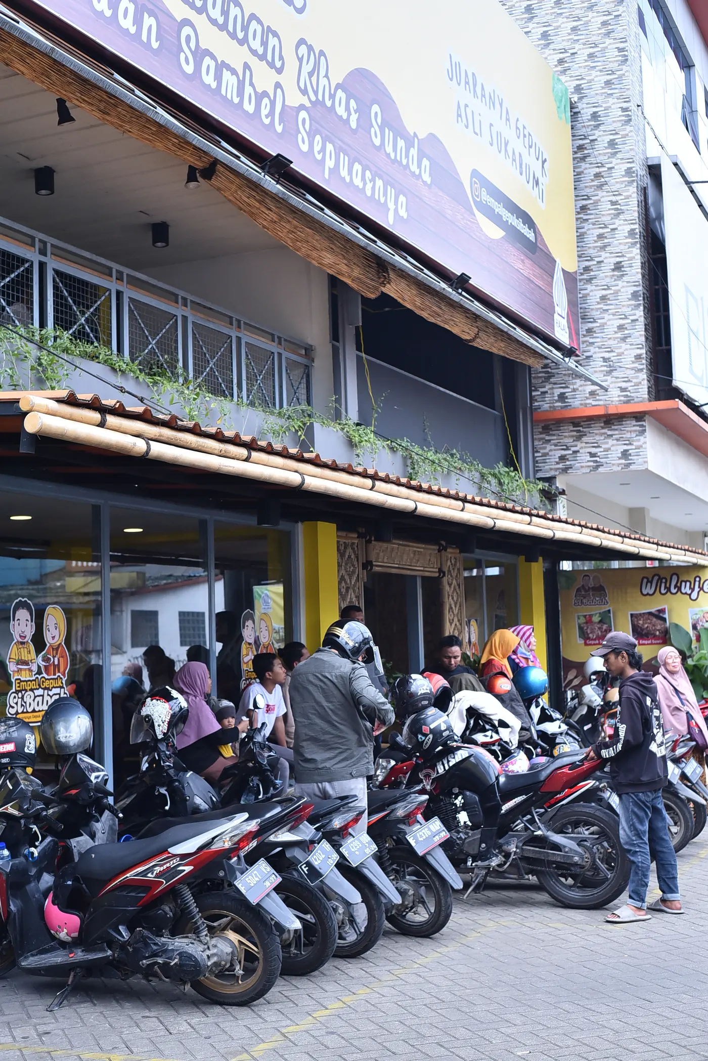 Antrean tamu di luar Sibabah pada siang hari