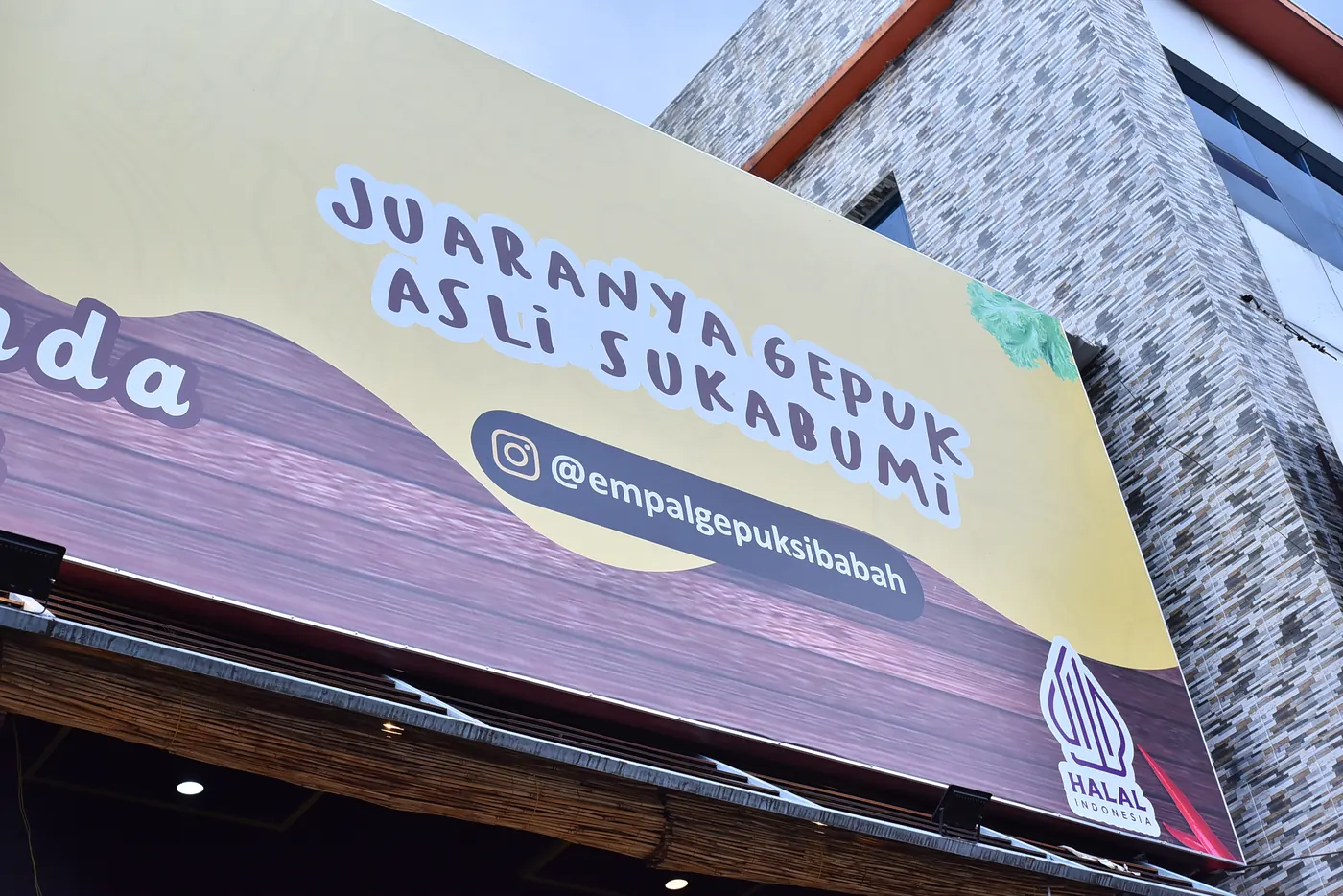 Papan reklame RM Empal Gepuk Sibabah, Juaranya Gepuk Asli Sukabumi