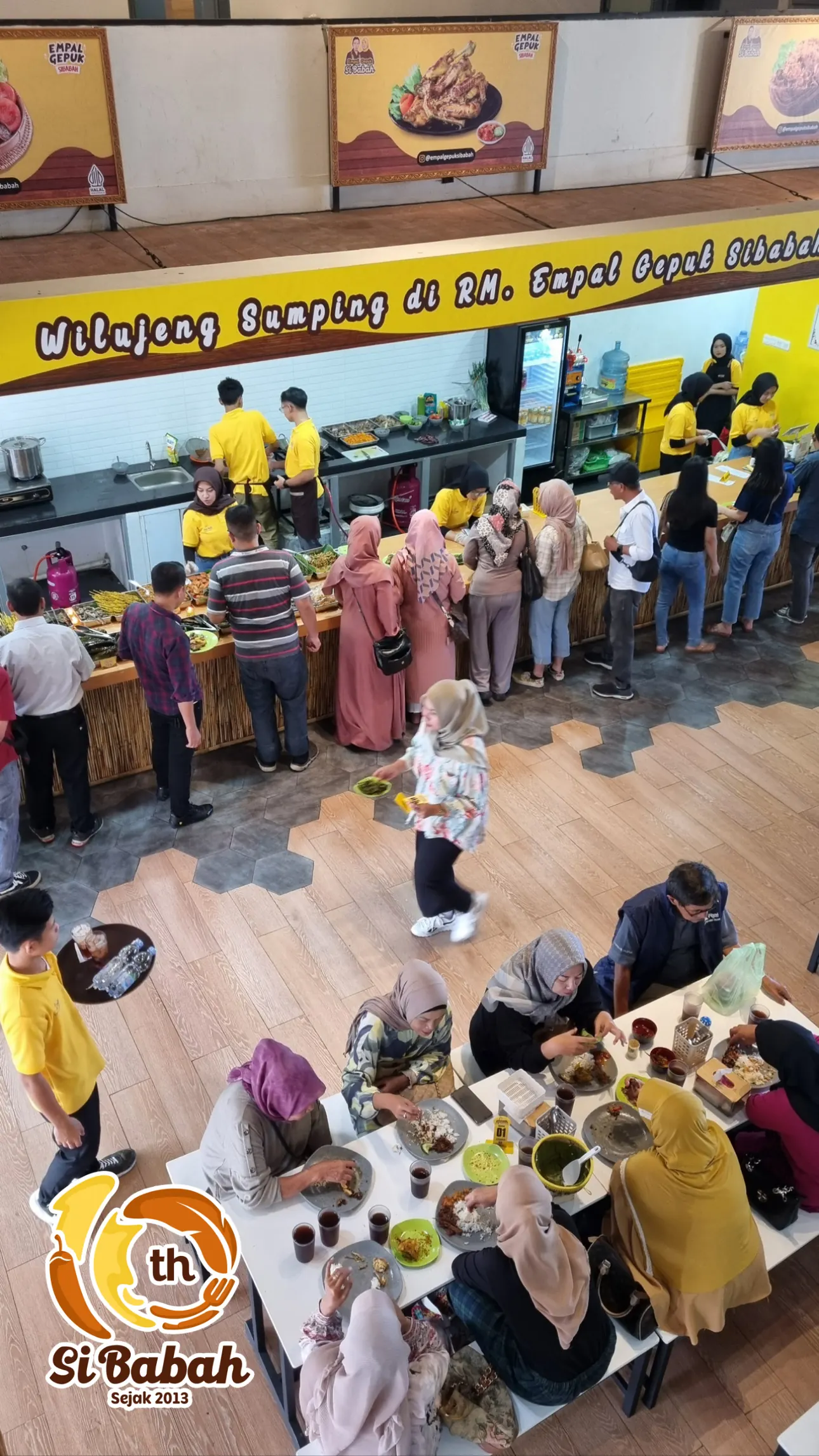 Suasana ramai Sibabah Kota dengan antrean panjang di meja prasmanan