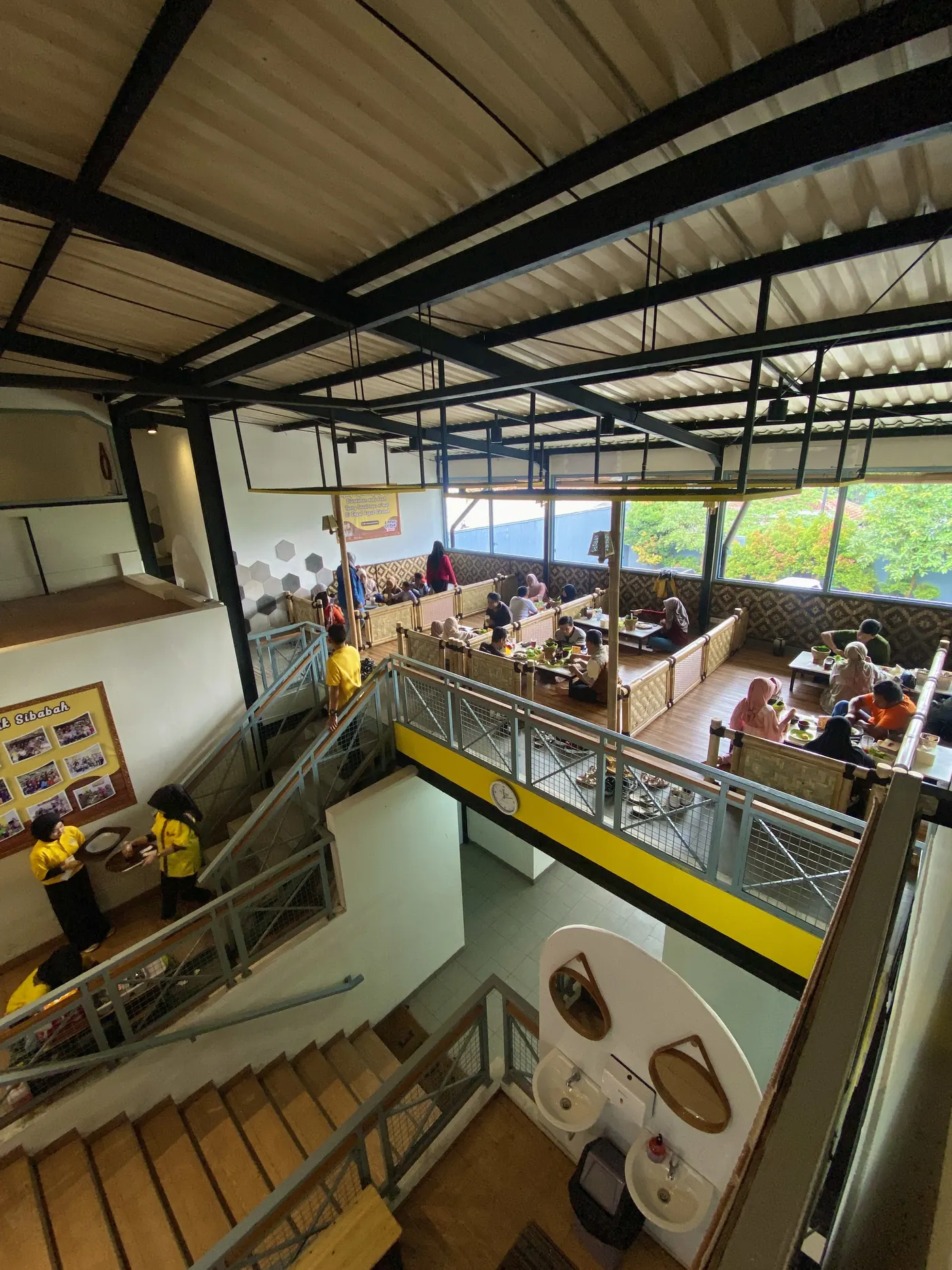 Lantai 1 Sibabah Kota dengan tangga menuju lantai 2, desain industrial modern